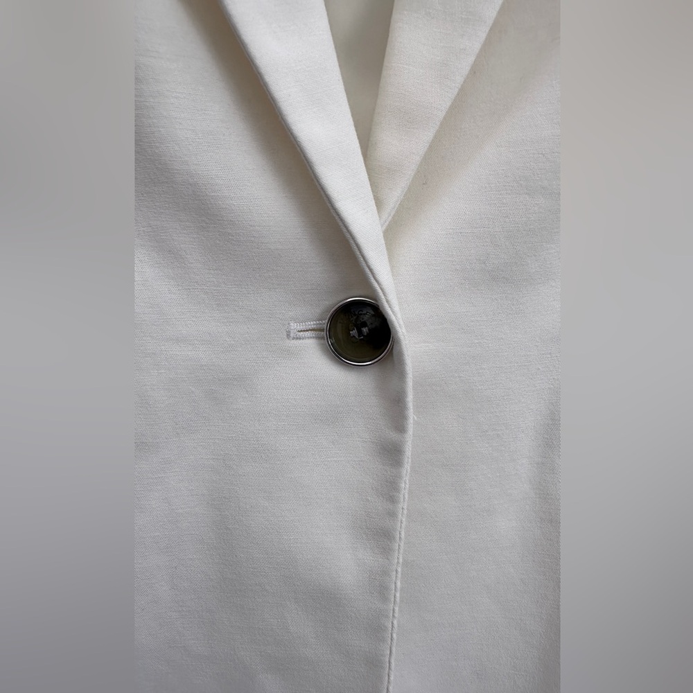 EUC Vince Camuto White Blazer with Silver Buttons - Picture 8 of 8